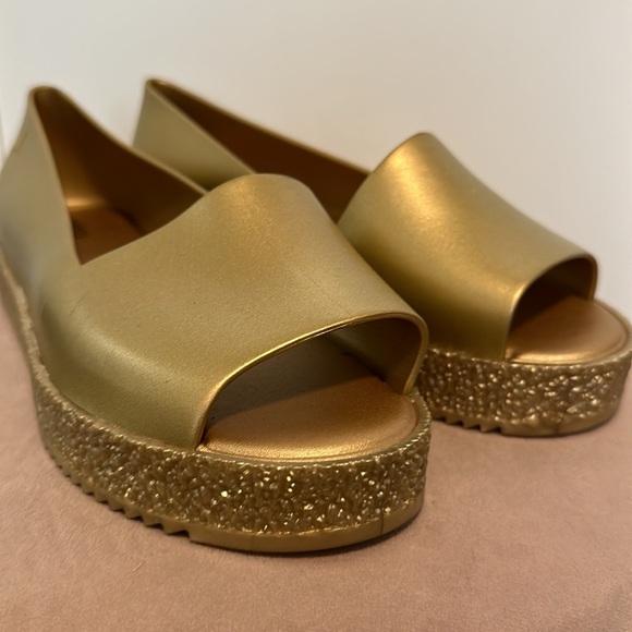 NWOT stunning Melissa, wedge platforms in gold and size 7! - Picture 3 of 9